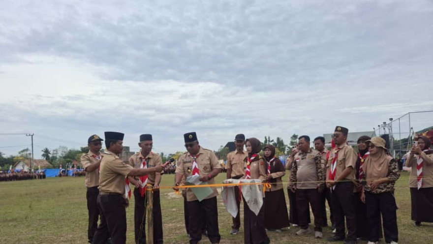 Upacara Pembukaan Perkemahan Kebangsaan Kecamatan Penawar Aji di Kampung Panca Tunggal Jaya